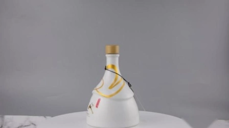 Garrafa cerâmica personalizada de 500ml de formato irregular para bebidas alcoólicas