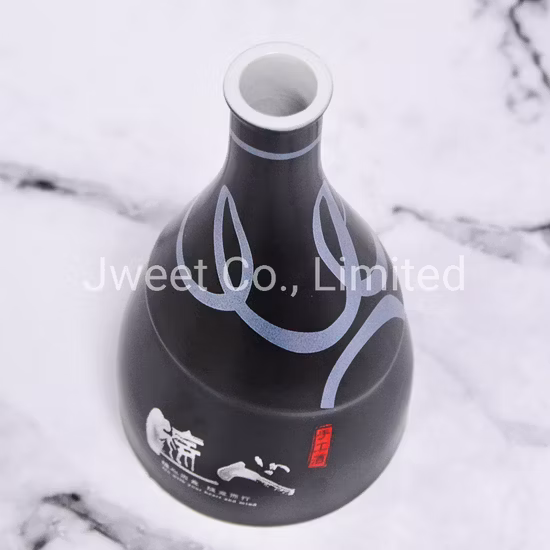 Garrafa cerâmica personalizada de 500ml de formato irregular para bebidas alcoólicas